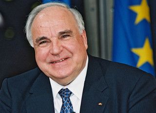 Helmut Kohl, candva cel mai puternic om al planetei, desfiinteaza politica pupilei Angela Merkel