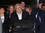 Fostul sef al FMI s-a intors acasa. Dominique Strauss-Kahn a ajuns in Franta, dupa 3 luni de arest la domiciliu in New York