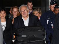 
	Fostul sef al FMI s-a intors acasa. Dominique Strauss-Kahn a ajuns in Franta, dupa 3 luni de arest la domiciliu in New York
