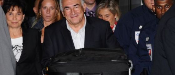 Fostul sef al FMI s-a intors acasa. Dominique Strauss-Kahn a ajuns in Franta, dupa 3 luni de arest la domiciliu in New York