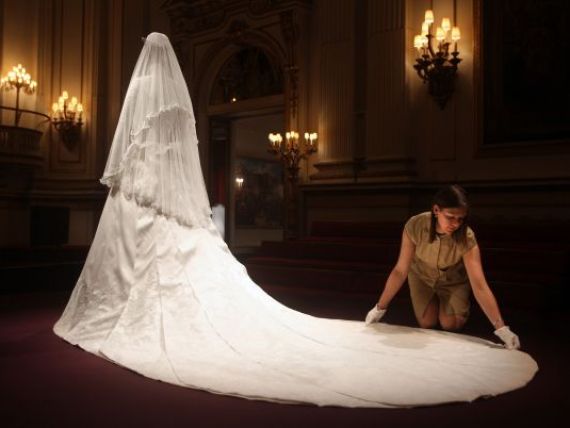 Britanicii incaseaza bani la bugetul de stat cu rochia de mireasa a ducesei de Cambridge FOTO