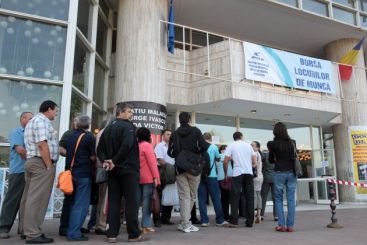 Portretul tanarului care-si cauta slujba: 20 de ani, fara pregatire, dar cu pretentii. La targul de joburi, ca la promenada VIDEO