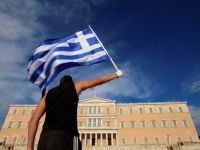 
	Ce poate invata Romania din greseala statului elen: anul trecut grecii stateau la plaja, acum sunt in pragul falimentului
