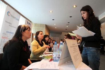 Absolvent in Romania: 54.000 tocmai au intrat in randul somerilor. Ce facilitati ofera statul pentru angajarea tinerilor VIDEO