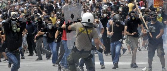 Europa in 2012: prabusire financiara si revolte. Cel putin o tara va renunta la euro