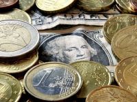 
	Criza din Europa decapiteaza moneda unica si ridica din nou pretul aurului. Euro s-a prabusit in fata dolarului
