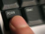 Asaltul .xxx . Cati bani pierd mogulii industriei pentru adulti din cauza raspandirii continutului porno pe internet