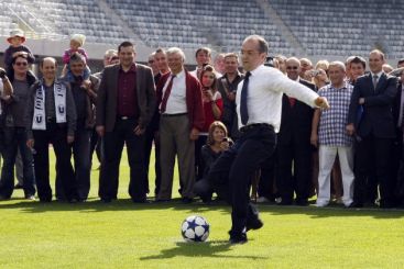 Clujenii se lauda ca stadionul lor e mai frumos ca National Arena. Emil Boc a verificat gazonul: E clar mai bun decat cel de la Bucuresti VIDEO