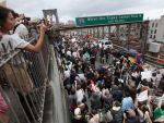 Incep revoltele cauzate de criza economica. Americanii protesteaza pe Wall Street, locul de unde a pornit totul VIDEO