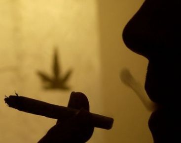 Tutunul dauneaza grav programului de lucru. Masurile managerilor care au starnit furia sindicatelor. VIDEO
