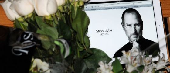 Tribut pentru parintele iGadgeturilor. CEO-ul Apple: Am pierdut un vizionar si un creator de geniu, iar lumea a pierdut o fiinta incredibila GALERIE FOTO