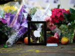 Steve Jobs era deja mort in momentul lansarii iPhone 4S. Telefonul devine cel mai de succes produs Apple