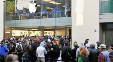 Sute de persoane au stat la coada pentru noul iPhone 4S. Care sunt preturile GALERIE FOTO si VIDEO