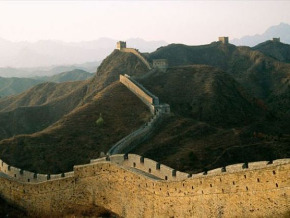 Marele Zid Chinezesc, la fel de puternic precum blocurile cu bulina rosie. De ce se clatina constructia