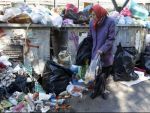 O descendenta a celei mai bogate dinastii din Grecia traieste drama propriei tari. Se imbraca de la gunoi si mananca la cantina sociala