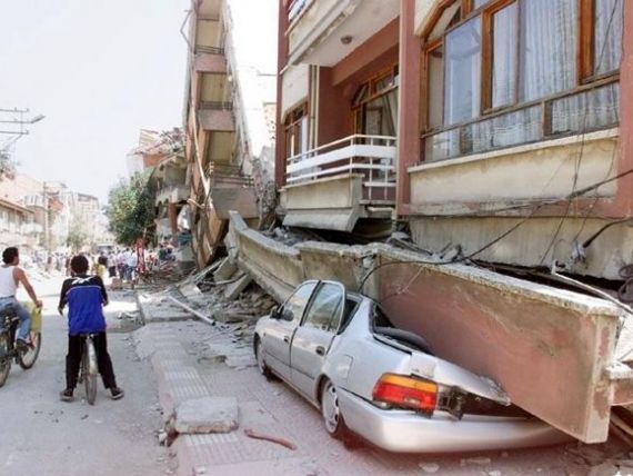 Un cutremur de 7,2 grade a facut aproximativ 1.000 de victime si a daramat zeci de cladiri in Turcia