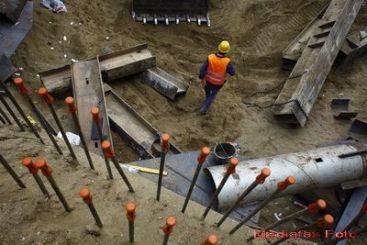 Am mai primit inca o lectie de eficienta. La Brasov, austriecii au montat un telescaun in 7 minute, romanii s-au chinuit o ora sa taie un stalp VIDEO