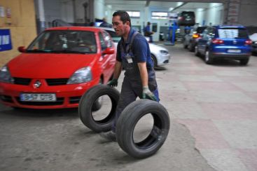 Costuri mai mari pentru reparatiile masinilor. De ce cresc preturile in service-urile auto VIDEO