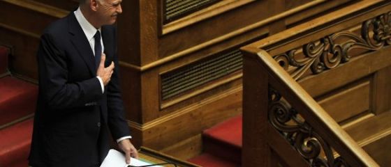 Grecia va fi exclusa din zona euro si din UE daca refuza planul de ajutor. Opozitia ii cere lui Papandreou sa-si dea demisia