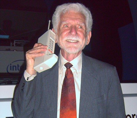Directorul Motorola, Martin Cooper, cu primul prototip de telefon mobil (1973)