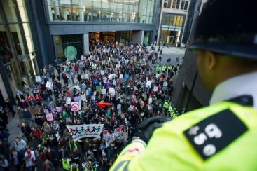 Isi cer dreptul la educatie. Studentii britanici protesteaza fata de majorarea taxelor universitare VIDEO