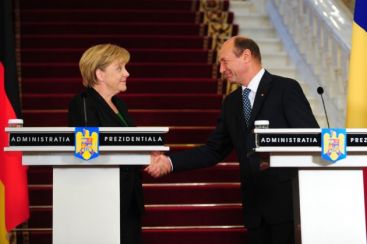 Merkel il linisteste pe Basescu: Urmarim ca recapitalizarea bancilor sa nu se faca de la sucursale VIDEO