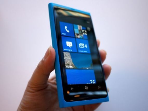 Nokia lanseaza Lumia 800 in magazinele din Europa. Not connecting people anymore: finlandezii revin cu un nou slogan