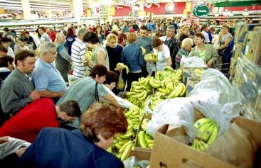 Lupta pentru clienti. Comerciantii duc un adevarat razboi pentru fiecare metru patrat de spatiu disponibil VIDEO