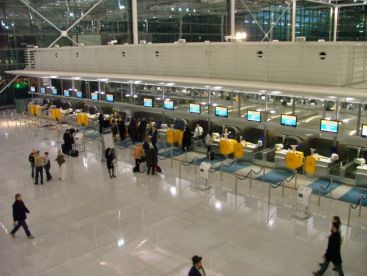 Va pregatiti de o calatorie cu avionul? Aeroportul Otopeni, dotat cu 12 aparate de check-in automat VIDEO