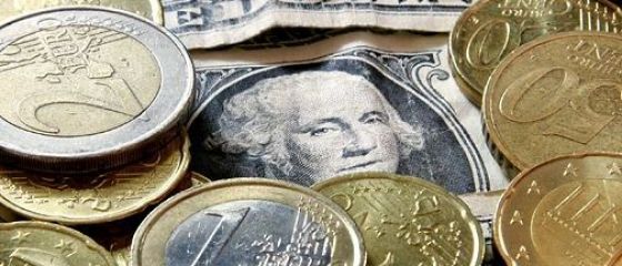 Euro scade incontinuu de 4 saptamani, in raport cu dolarul si yenul, cel mai indelungat declin intr-un an si jumatate