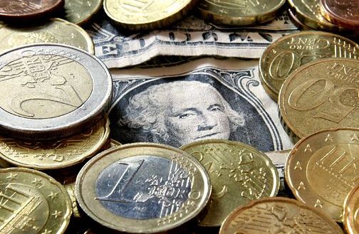 Euro scade incontinuu de 4 saptamani, in raport cu dolarul si yenul, cel mai indelungat declin intr-un an si jumatate