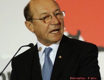 Basescu il contrazice pe Sarkozy: Trebuie sa ramanem uniti 27 de membri in UE, nu 17, ca in zona euro