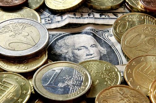 Summitul UE nu a salvat moneda unica. Euro isi continua scaderea in raport cu dolarul