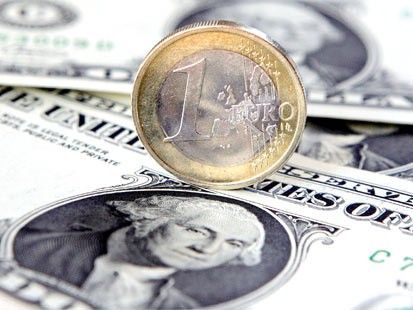 Euro a scazut la minimul ultimelor 11 luni fata de dolar