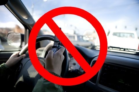Telefoanele mobile, interzise total la volan. Dispozitivele hands-free devin ilegale