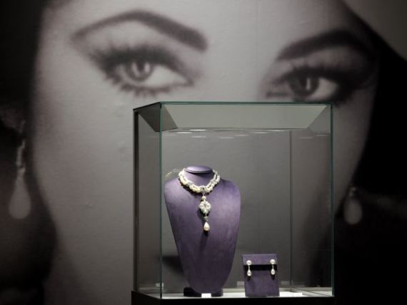 S-a vandut cea mai scumpa colectie privata de bijuterii. Accesoriile apartineau actritei Elizabeth Taylor FOTO