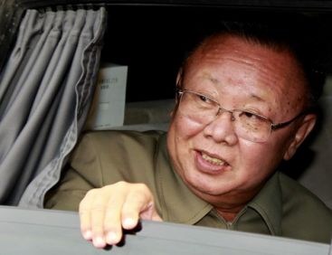 Sfarsit de epoca la Phenian. Kim Jong-il, dictator intr-o tara cu o economie la pamant, in care se moare de foame, dar care fabrica arme nucleare VIDEO