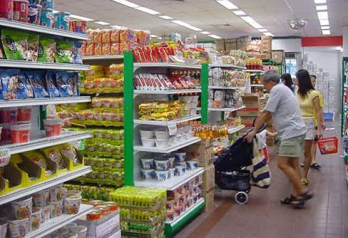 Romanii au strans punga in 2011. Peste 70% au consumat mai putin sau au cumparat produse mai ieftine