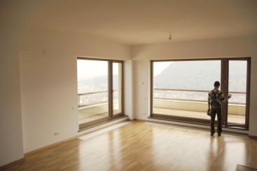 Niciun semn de revenire pe piata imobiliara. Dezvoltatorii miscoreaza apartamentele spatioase pentru a le putea vinde VIDEO