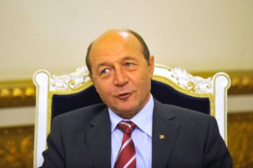 Traian Basescu a primit atentii oficiale de 3.000 de euro, anul trecut. Cadoul preferat: In cautarea timpului pierdut , de Marcel Proust VIDEO