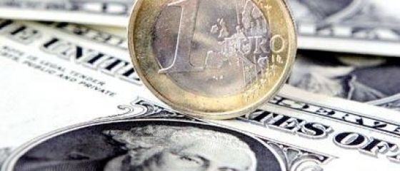 Dolarul american a invins moneda unica. Euro a scazut sub 1,28 dolari, pentru prima data in ultimele 16 luni