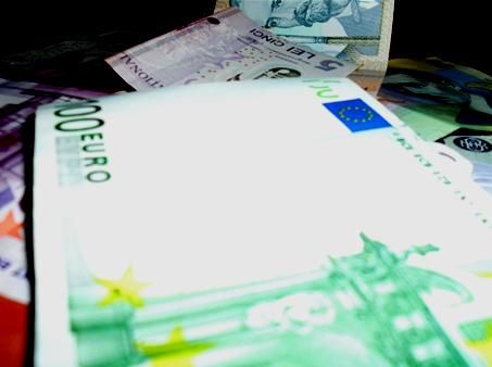 Cursul a urcat azi la 4,36 lei/euro si se apropie de maximul istoric, atins in 2010