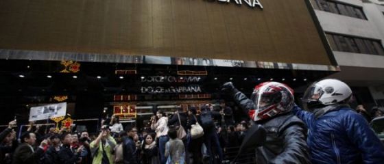 Dolce Gabbana a blocat o strada intreaga din Hong Kong. Decizia retailerului a infuriat 1.000 de oameni GALERIE FOTO