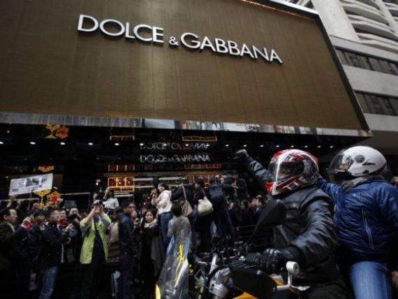 Dolce Gabbana a blocat o strada intreaga din Hong Kong. Decizia retailerului a infuriat 1.000 de oameni GALERIE FOTO