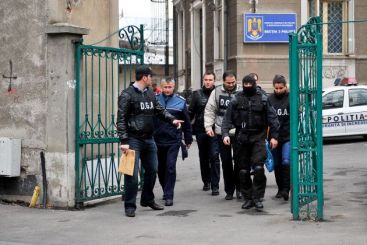Scandalul politistilor corupti. Procurorii cer arestarea a 30 de agenti, acuzati ca luau mita de la soferi, proxeneti si prostituate VIDEO