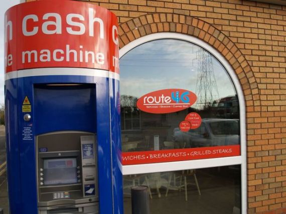 Cu rabdare... ajungi la bani. Metoda prin care o grupare de infractori a incercat sa sparga un bancomat din Marea Britanie FOTO