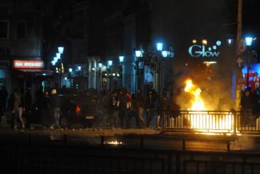 Proteste violente in Bucuresti. Mai multe garduri si chioscuri au fost incendiate in zona Unirii, iar statii de autobuz, vandalizate. FOTO + VIDEO