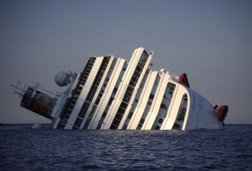 Comandantul vaporului esuat in largul Toscanei: Navigam la 300 metri de stanci, acolo nu ar fi trebuit sa fie astfel de roci . 4.300 de pasageri au retrait cosmarul Titanicului FOTO + VIDEO