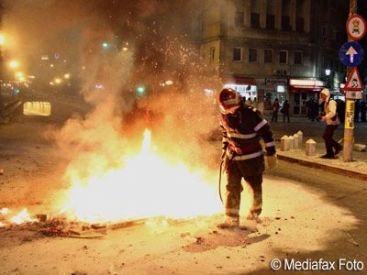 Centrul Bucurestiului, vandalizat. Distrugerile in urma protestului de azi-noapte se intind pe 6 km, de la Universitate la Tineretului. GALERIE FOTO si VIDEO