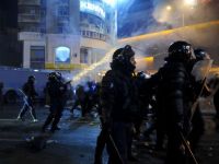 
	Jandarmeria si pompierii au avut pagube de peste 33.000 de euro, in urma confruntarilor violente cu protestatarii

